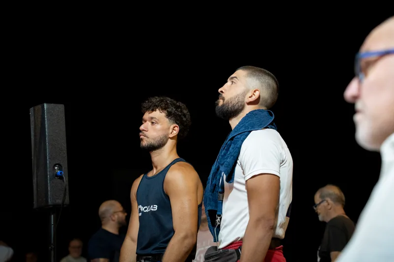 Atleta e istruttore BoxeLab fianco a fianco, sguardo concentrato verso l'alto
